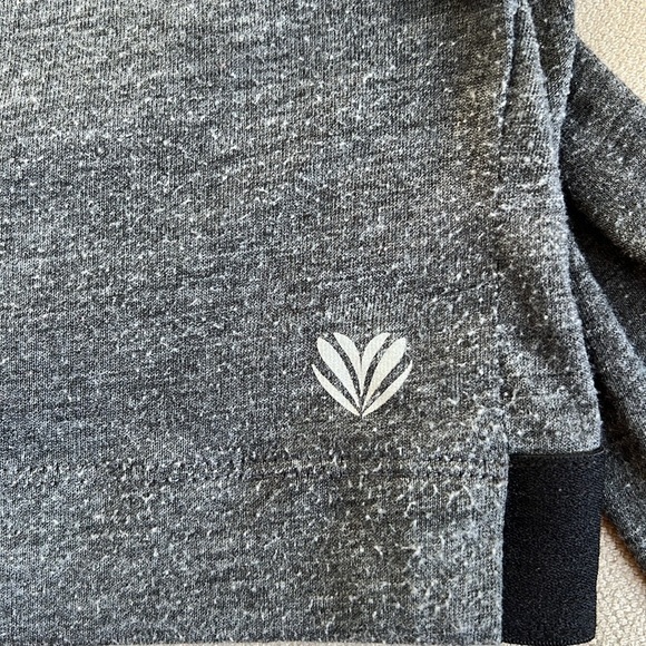 Forever21 Cut Out Open Back Long Sleeve Gray Workout Top T- Shirt Activewear XS - Picture 5 of 11